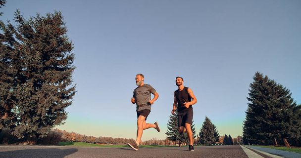 Dva sportovci běžící v uličce - Fotografie, Obrázek