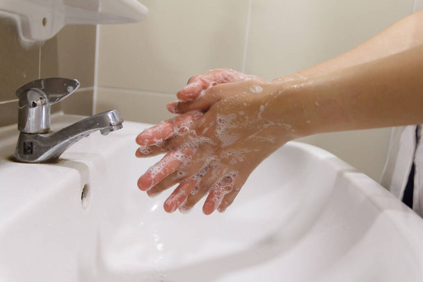 Мытье рук с мылом для предотвращения коронного вируса. Здравоохранение - Фото, изображение