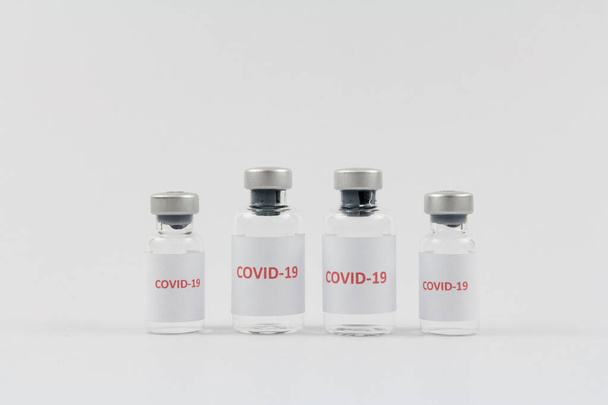 Szczepionka przeciwko wirusowi korony w butelkach na białym tle, COVID19 - Zdjęcie, obraz