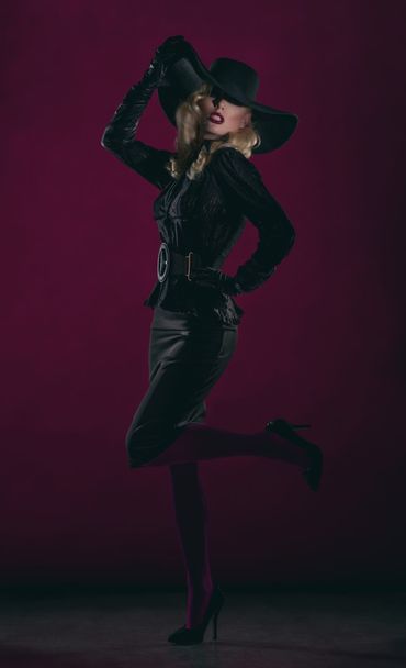 Elegant woman in black hat - Valokuva, kuva