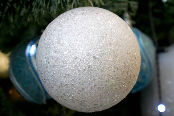 Ezüst labda a karácsonyfán - Fotó, kép