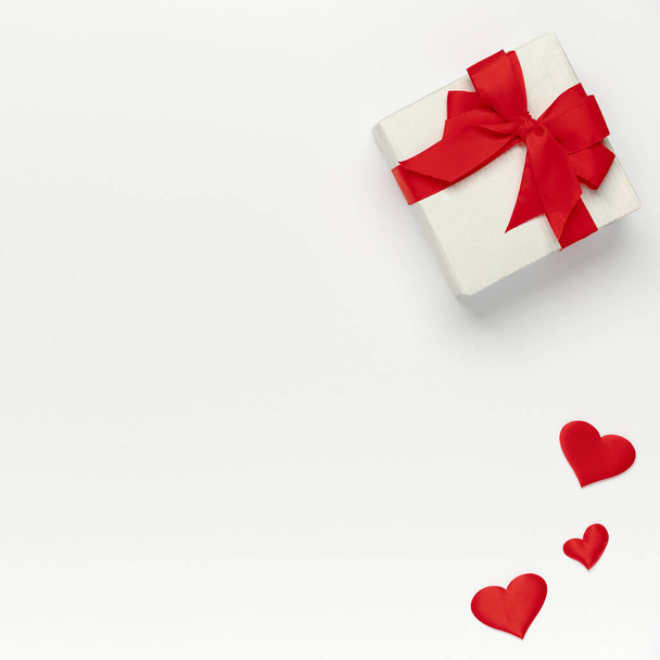 Concetto di San Valentino, vista dall'alto dei cuori colorati e confezione regalo su bianco isolato con posto per lo sfondo del testo - Foto, immagini