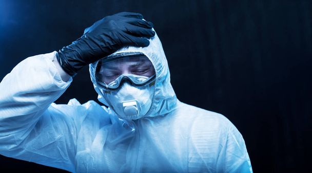 Travailleur médical est triste et épuisé pendant l'épidémie de virus - Photo, image