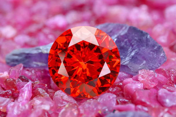 рубінові червоні діаманти на сирому рубіновому грубому камені
 - Фото, зображення