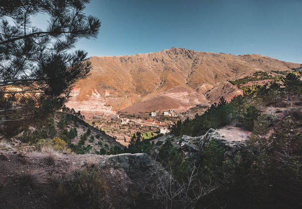 Napkelte a magas Atlasz hegyek Marokkó közelében kis falu imlil. Kék ég és túraút. Házak a háttérben. Utazási koncepció nyáron. - Fotó, kép