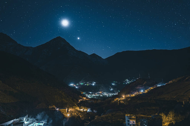 Éjszakai égbolt jelenet a Tejúttal és csillagokkal Imlil falu felett. Kis falu a magas atlasz hegyek Marokkó közelében Marrakesh. Hófödte hegyek és sötét ég. - Fotó, kép