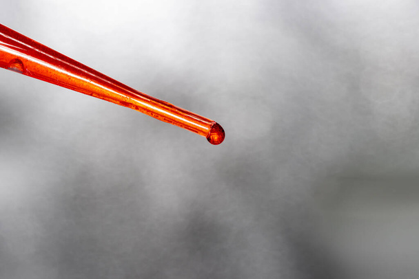 Dispositif d'essai médical avec goutte de liquide rouge - Photo, image