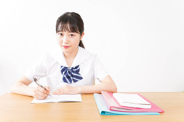 giovane studentessa asiatica in uniforme studiando  - Foto, immagini