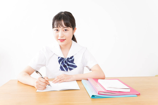 jong aziatisch vrouw student in uniform studeren  - Foto, afbeelding