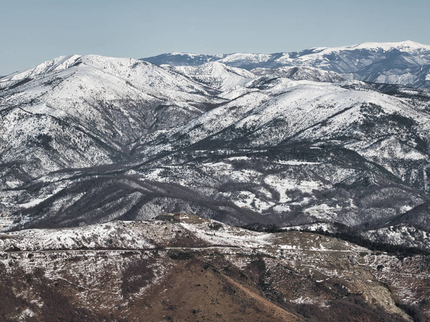 Śnieżne szczyty Liguryjskiego łańcucha Apennino na horyzoncie - Zdjęcie, obraz