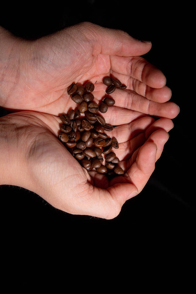 Багато кавових зерен в порожніх руках дітей
 - Фото, зображення