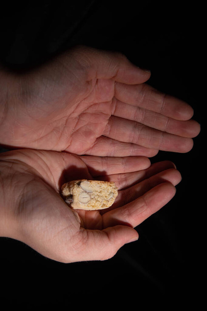 Pane italiano sulle mani vuote di un bambino - Foto, immagini