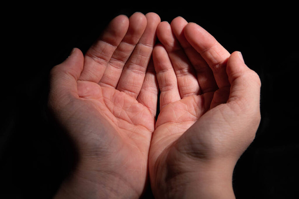 prázdné dětské ruce natažené - Fotografie, Obrázek