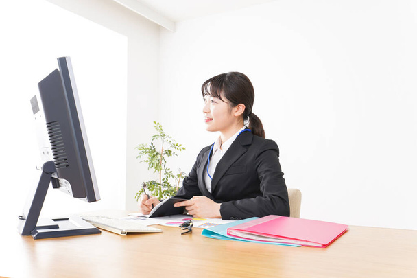 Mujer de negocios haciendo trabajo de escritorio - Foto, Imagen