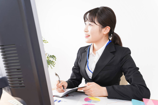Business nainen tekee kirjoituspöytä työtä - Valokuva, kuva