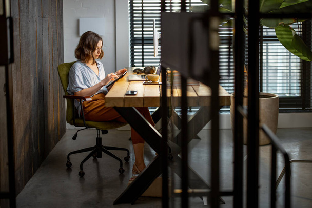 Mujer creativa con una tableta digital en la oficina en casa - Foto, Imagen