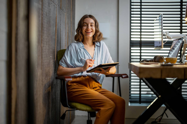 Творческая женщина с цифровым планшетом в домашнем офисе - Фото, изображение