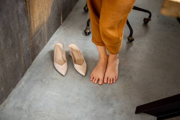 Businesswomens legs and heels on the floor - Foto, Imagem