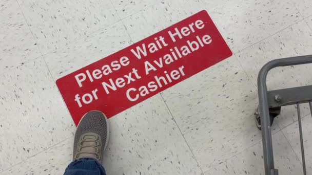 Чоловік терпляче чекає в магазині Checkout Line
 - Кадри, відео