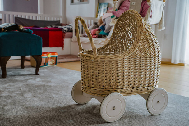 toy pram in a child's room - Foto, afbeelding