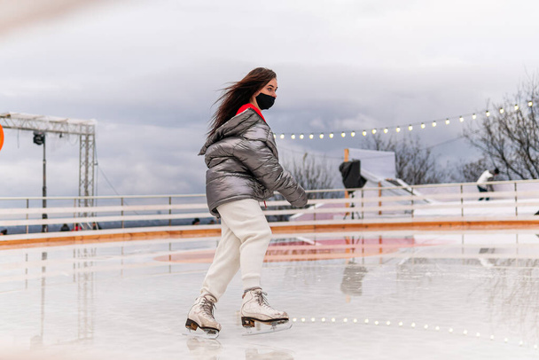 Киев (Киев), Украина 1 января 2021 года: Красивые девушки катаются на коньках, танцуют на льду и весело проводят время - Фото, изображение