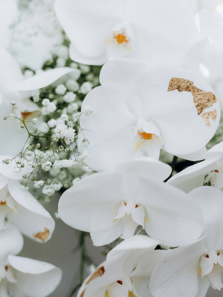 orchidea biały bukiet kwiaty ze złotym liściem dekoracji bukiet - Zdjęcie, obraz