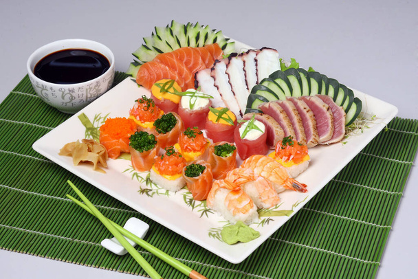 Ιαπωνικά Sushi Τροφίμων Σετ σε λευκό πιάτο στο τραπέζι - Φωτογραφία, εικόνα