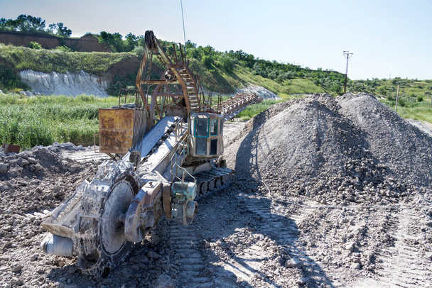 Escavadora de esteiras rotativas está minando areia em uma pedreira de argila. Região de Zaporozhye, Ucrânia. Março 2015 - Foto, Imagem