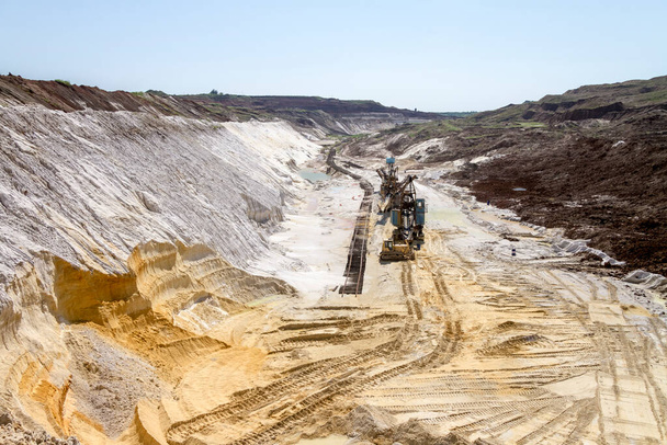 Koparka gąsienicowa wydobywa piasek w kamieniołomie glinianym. Obwód zaporoski, Ukraina. marzec 2015 - Zdjęcie, obraz