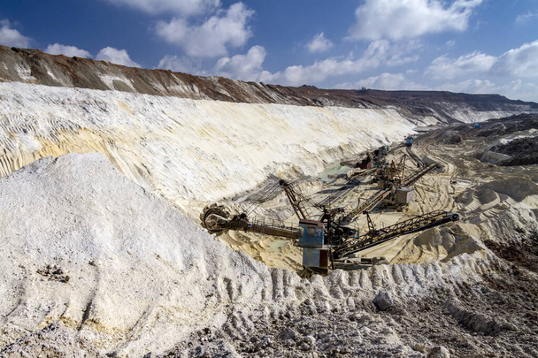La pelleteuse à chenilles rotative extrait du sable dans une carrière d'argile. Région de Zaporozhye, Ukraine. Mars 2015 - Photo, image