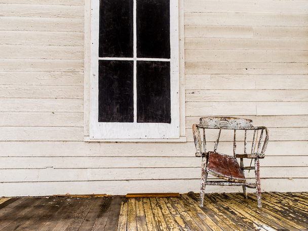 régi leromlott veranda és szék - Fotó, kép