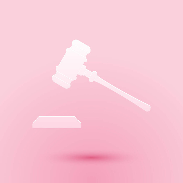 Papírvágás Gavel bíró ikon elszigetelt rózsaszín háttérrel. Gavel ítélethirdetésért, törvényjavaslatokért, bíróságért, igazságszolgáltatásért, kiállással. Aukciós kalapács. Papírművészeti stílus. Vektor. - Vektor, kép