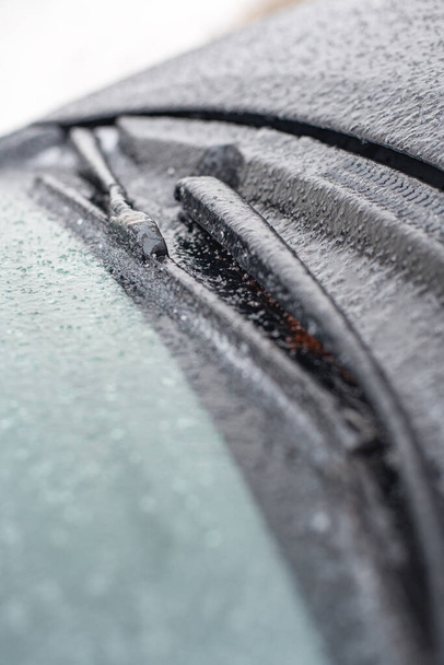 ワイパーと氷で覆われた車のフロントガラスの閉鎖 - 写真・画像