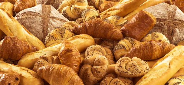 Vielfalt an frischem Brot und Gebäck - Foto, Bild