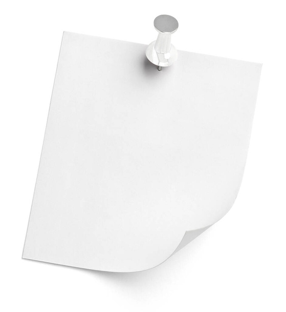 κλείσιμο ενός εγγράφου σημειώσεων με μια καρφίτσα ώθησης σε λευκό φόντο - Φωτογραφία, εικόνα