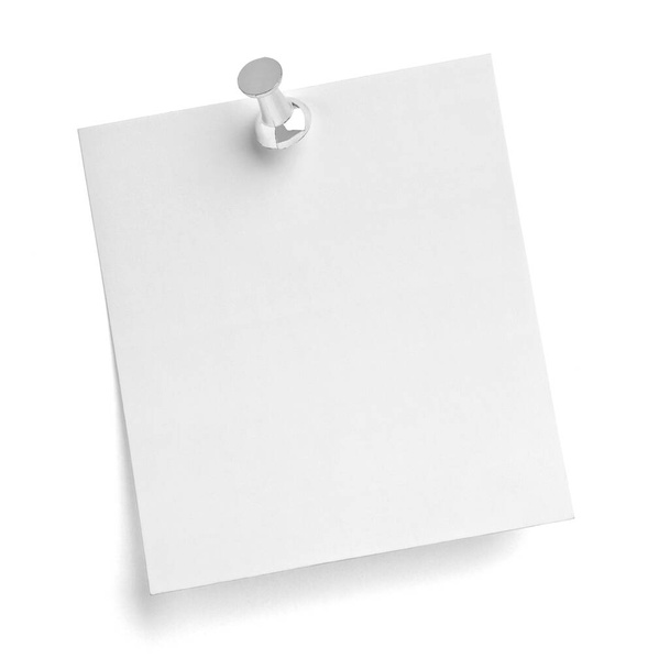 κλείσιμο ενός εγγράφου σημειώσεων με μια καρφίτσα ώθησης σε λευκό φόντο - Φωτογραφία, εικόνα
