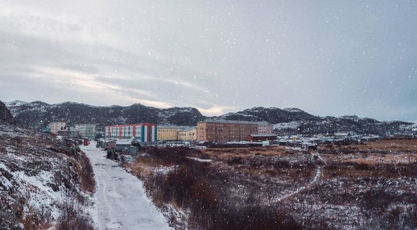 Arktická vesnice Lodeynoye na břehu Barentsova moře. Panoramatický výhled na zimu Teriberka. Rusko. - Fotografie, Obrázek