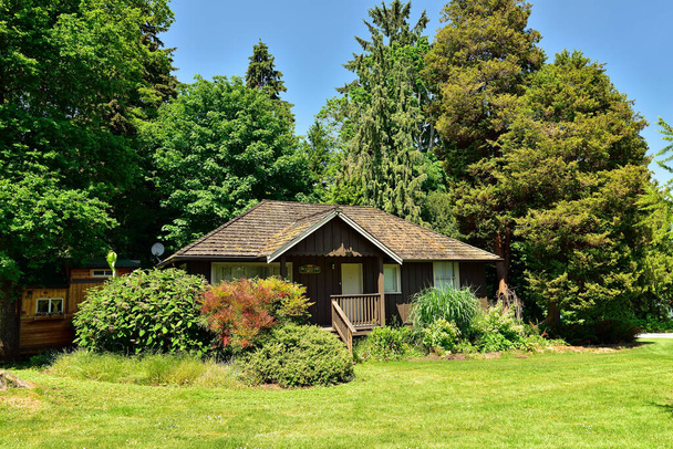 VANCOUVER, BRITISH COLUMBIA, CANADA, MAY 31, 2019: The typical wooden historic cottage in Stanley Park, Vancouver, BC. - Fotoğraf, Görsel