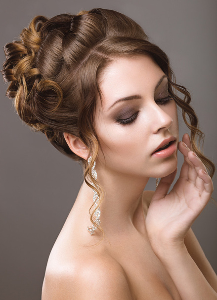 Beautiful woman with evening make-up and hairstyle - Фото, зображення
