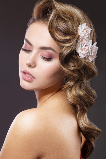 A beautiful woman with flowers on her head - Foto, imagen