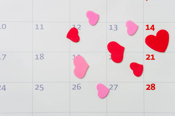 Kalendář pro rok 2021 s 14. únorem s červeným srdcem a dalšími srdci kolem něj. Valentýn - Fotografie, Obrázek