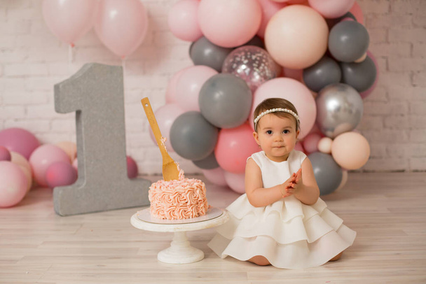 Baby girl  at first birthday with smash cake - Zdjęcie, obraz