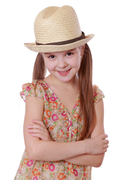 Little girl in summer dress and straw hat - Fotoğraf, Görsel