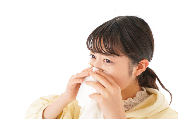 Νεαρή γυναίκα υποφέρει από αλλεργική ρινίτιδα, αλλεργία - Φωτογραφία, εικόνα