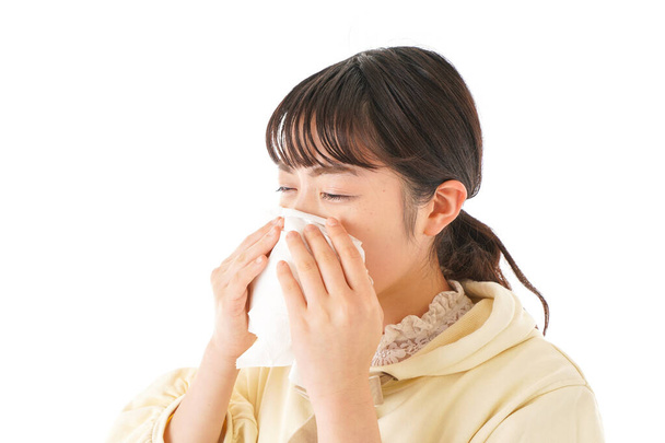 若い女性は花粉症アレルギーを患っています - 写真・画像