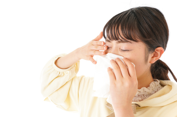 Mujer joven sufre de fiebre del heno, alergia - Foto, imagen