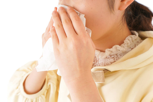 Nuori nainen kärsii heinänuha, allergia - Valokuva, kuva