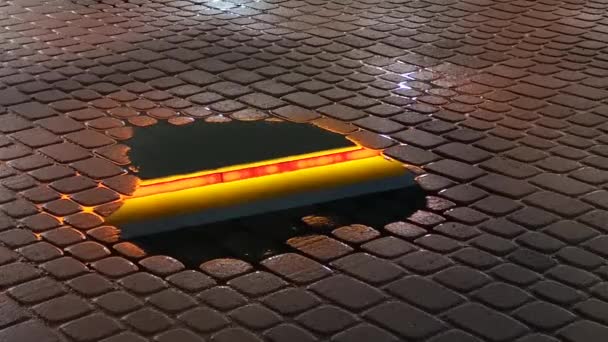 Текстуровані тротуарні плити під дощем
 - Кадри, відео