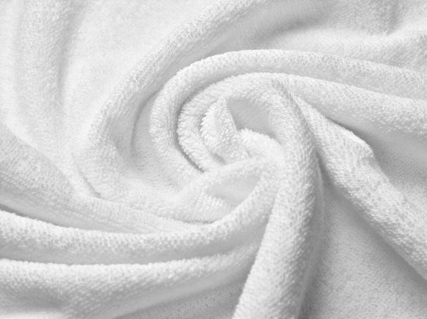 gros plan d'une salle de bain serviette blanche sur fond blanc - Photo, image