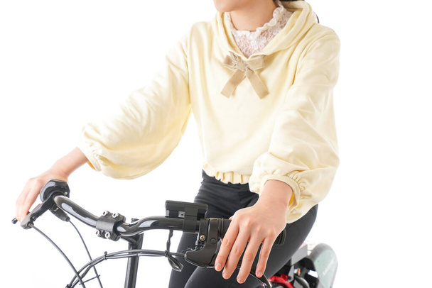 jonge vrouw paardrijden fiets - Foto, afbeelding